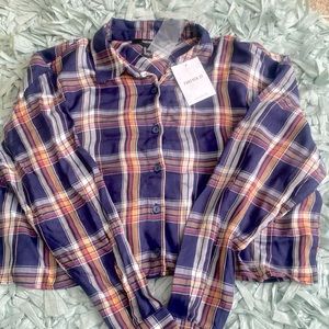 I am selling this button cropped top flannel!